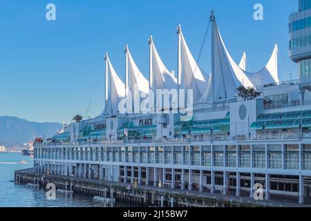 Canada Place ed edifici commerciali nel centro di Vancouver BC, Canada-Novembre 11,2020. Vista strada, foto di viaggio, messa a fuoco selettiva Foto Stock