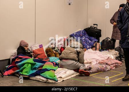 Berlino, Germania. 09th Mar 2022. Una famiglia Ucraina dorme a terra nella stazione centrale di Berlino dopo la fuga dall'Ucraina attraverso la Polonia. Dall'inizio della guerra, più di 3 milioni di rifugiati sono fuggiti dall'Ucraina. Credit: SOPA Images Limited/Alamy Live News Foto Stock