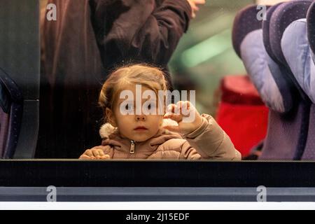 Berlino, Germania. 08th Mar 2022. Una ragazza Ucraina su un treno alla stazione centrale di Berlino dopo la fuga dall'Ucraina attraverso la Polonia. Dall'inizio della guerra, più di 3 milioni di rifugiati sono fuggiti dall'Ucraina. Credit: SOPA Images Limited/Alamy Live News Foto Stock