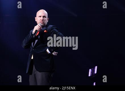 Tom Allen si esibisce sul palco durante il Teenage Cancer Trust Concert, Royal Albert Hall, Londra. Data foto: Martedì 22 marzo 2022. Foto Stock