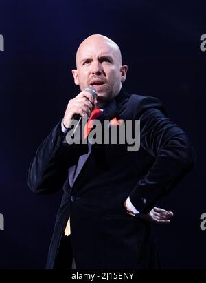 Tom Allen si esibisce sul palco durante il Teenage Cancer Trust Concert, Royal Albert Hall, Londra. Data foto: Martedì 22 marzo 2022. Foto Stock