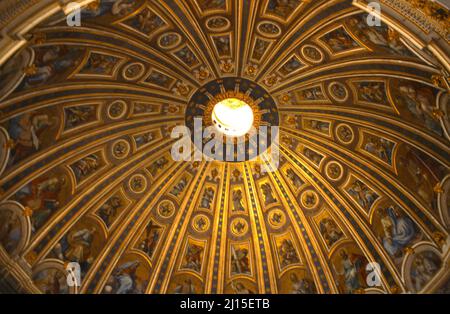 Roma Italia Vaticano Basilica di San Pietro interno della Grande cupola Foto Stock