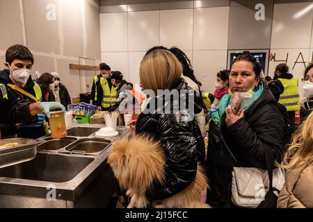 Berlino, Germania. 07th Mar 2022. I rifugiati ucraini attendono in fila il cibo alla stazione centrale di Berlino. Dall'inizio della guerra, più di 3 milioni di rifugiati sono fuggiti dall'Ucraina. (Foto di Nicholas Muller/SOPA Images/Sipa USA) Credit: Sipa USA/Alamy Live News Foto Stock