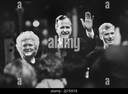 Il presidente degli Stati Uniti George H.W. Bush, sua moglie Barbara Bush e il vicepresidente degli Stati Uniti Dan Quayle riconoscono la folla durante la Convention Nazionale Repubblicana, Houston, Texas, USA, Laura Patterson, Roll Call Photograph Collection, agosto 1992 Foto Stock