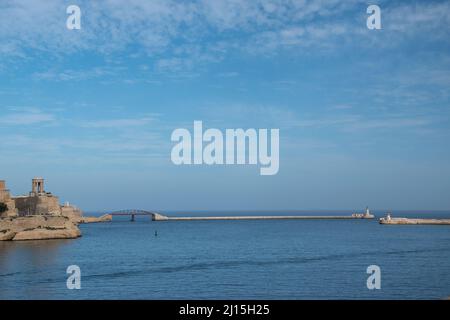 St. Elmo Breakwater, Ponte e Faro, ingresso Grand Harbour, Valletta, Malta, Dicembre 3, 2019. Foto Stock