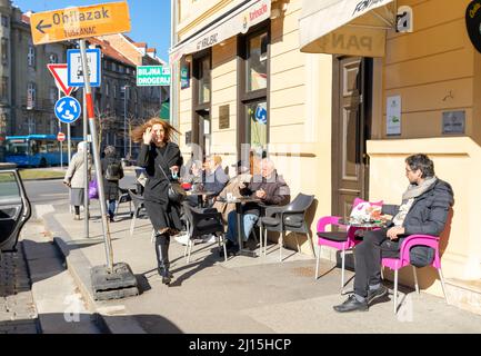 Bar kriljevac con tavoli da terrazza all'aperto in Piazza Britannica, Britanski Trg, Zagabria, Croazia, Balcani Foto Stock