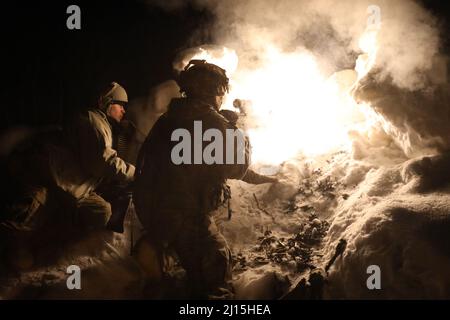 Paracadutisti del 1st Battaglione, 501st Parachute Fanteria Regiment, 4th Infantry Brigade Combat Team (Airborne), 25th Infantry Division, “Spartan Brigade”, difendere le loro posizioni di battaglia contro Stryker e truppe di fanteria del 1st Stryker Brigade Combat Team, 25th Infantry Division, durante la rotazione multinazionale Joint Pacific Readiness Center 22-02 vicino a Fort Greely, Alaska Marzo 21, 2022. JPMRC 22-02 è la prima rotazione del Centro di addestramento di combattimento regionale in Alaska. Si concentra su Large Scale Combat Operations (LSCO) e verifica la prontezza di combattimento della SBCT 1-25, mentre i paracadutisti di 4-25 I. Foto Stock