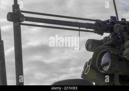 Una stazione comune di armi a distanza con una pistola Caliber Machine M2 .50 da 1st Battaglione, 24th fanteria Regiment, 1st Stryker Brigade Combat Team, US Army Alaska guarda la linea di legno per OPFOR 21 marzo 2022 su Donnelly Training Area for Joint Pacific Multinational Readiness Center 22-02. JPMRC 22-02 dimostra l'efficace sinergia tra soldati resilienti e ben addestrati, attrezzature per climi freddi modernizzate e rinforzate e TTP unici per creare letalità di combattimento in ambienti artici. (Foto del personale Sgt. Christopher Dennis/USARAK PAO NCO) Foto Stock