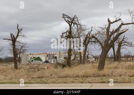 Jacksboro, Stati Uniti. 22nd Mar 2022. Foto scattata il 22 marzo 2022 mostra una casa danneggiata da un tornado a Jacksboro, Texas settentrionale, Stati Uniti. Molte persone sono state ferite dopo diversi tornado lunedì strappato attraverso parti del sud-centrale Stati Uniti del Texas e Oklahoma, ha detto funzionari. Credit: Dan Tian/Xinhua/Alamy Live News Foto Stock