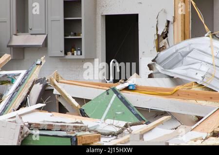 Jacksboro, Stati Uniti. 22nd Mar 2022. Foto scattata il 22 marzo 2022 mostra una casa danneggiata da un tornado a Jacksboro, Texas settentrionale, Stati Uniti. Molte persone sono state ferite dopo diversi tornado lunedì strappato attraverso parti del sud-centrale Stati Uniti del Texas e Oklahoma, ha detto funzionari. Credit: Dan Tian/Xinhua/Alamy Live News Foto Stock