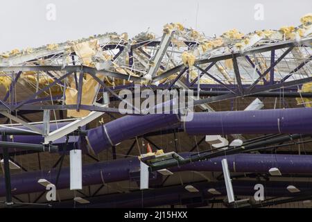 Jacksboro, Stati Uniti. 22nd Mar 2022. La foto scattata il 22 marzo 2022 mostra un edificio scolastico danneggiato da un tornado a Jacksboro, Texas settentrionale, Stati Uniti. Molte persone sono state ferite dopo diversi tornado lunedì strappato attraverso parti del sud-centrale Stati Uniti del Texas e Oklahoma, ha detto funzionari. Credit: Dan Tian/Xinhua/Alamy Live News Foto Stock