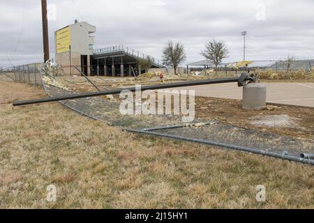 Jacksboro, Stati Uniti. 22nd Mar 2022. La foto scattata il 22 marzo 2022 mostra una recinzione caduta danneggiata da un tornado a Jacksboro, Texas settentrionale, Stati Uniti. Molte persone sono state ferite dopo diversi tornado lunedì strappato attraverso parti del sud-centrale Stati Uniti del Texas e Oklahoma, ha detto funzionari. Credit: Dan Tian/Xinhua/Alamy Live News Foto Stock