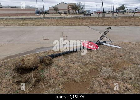 Jacksboro, Stati Uniti. 22nd Mar 2022. Foto scattata il 22 marzo 2022 mostra un palo caduto con segni danneggiati da un tornado a Jacksboro, Texas settentrionale, Stati Uniti. Molte persone sono state ferite dopo diversi tornado lunedì strappato attraverso parti del sud-centrale Stati Uniti del Texas e Oklahoma, ha detto funzionari. Credit: Dan Tian/Xinhua/Alamy Live News Foto Stock