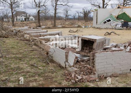 Jacksboro, Stati Uniti. 22nd Mar 2022. Foto scattata il 22 marzo 2022 mostra una casa danneggiata da un tornado a Jacksboro, Texas settentrionale, Stati Uniti. Molte persone sono state ferite dopo diversi tornado lunedì strappato attraverso parti del sud-centrale Stati Uniti del Texas e Oklahoma, ha detto funzionari. Credit: Dan Tian/Xinhua/Alamy Live News Foto Stock