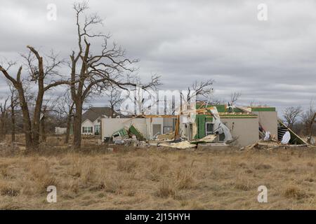 Jacksboro, Stati Uniti. 22nd Mar 2022. Foto scattata il 22 marzo 2022 mostra una casa danneggiata da un tornado a Jacksboro, Texas settentrionale, Stati Uniti. Molte persone sono state ferite dopo diversi tornado lunedì strappato attraverso parti del sud-centrale Stati Uniti del Texas e Oklahoma, ha detto funzionari. Credit: Dan Tian/Xinhua/Alamy Live News Foto Stock