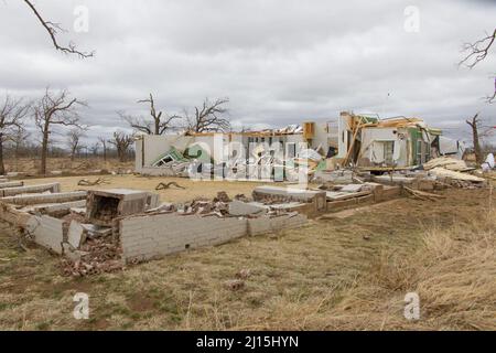 Jacksboro, Stati Uniti. 22nd Mar 2022. Foto scattata il 22 marzo 2022 mostra una casa danneggiata da un tornado a Jacksboro, Texas settentrionale, Stati Uniti. Molte persone sono state ferite dopo diversi tornado lunedì strappato attraverso parti del sud-centrale Stati Uniti del Texas e Oklahoma, ha detto funzionari. Credit: Dan Tian/Xinhua/Alamy Live News Foto Stock