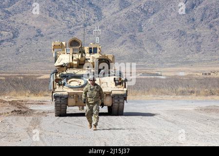 Soldato del 2nd Armored Brigade Combat Team, 1st Armored Division Ground guida un veicolo Bradley Fighting fuori dalla gamma seguendo la loro iterazione di armi nei pressi di Fort Bliss, Texas, il 16 marzo 2022. 2nd BDE sta partecipando a tavoli da gioco per prepararsi ai prossimi esercizi di allenamento. Foto Stock