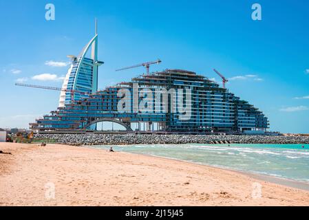 L'iconico Burj al Arab con il Jumeirah Beach Hotel in costruzione Foto Stock