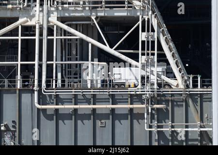 Il lanciatore mobile a bordo del razzo Space Launch System (SLS) della NASA e del veicolo spaziale Orion è visto all'interno del Vehicle Assembly Building durante l'apertura delle porte di High Bay 3 prima di lanciarsi al complesso di lancio 39B per la prima volta, giovedì 17 marzo 2022, Presso il Kennedy Space Center della NASA in Florida. Prima del test di volo Artemis i della NASA, il razzo SLS completamente accatastato e integrato e la navicella spaziale Orion saranno sottoposti a una prova di vestito bagnato al Launch Complex 39B per verificare i sistemi e mettere in pratica le procedure di conto alla rovescia per il primo lancio. Photo Credit: (NASA/Keegan Barber) Foto Stock