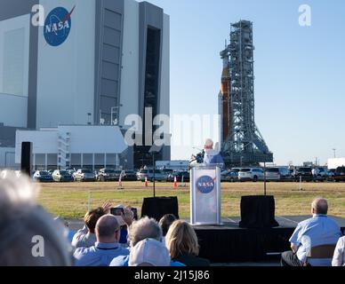 Bill Nelson, amministratore della NASA, presenta osservazioni in quanto il razzo Space Launch System (SLS) dell’agenzia con la navicella spaziale Orion a bordo esce da High Bay 3 del Vehicle Assembly Building per la prima volta, giovedì 17 marzo 2022, presso il Kennedy Space Center della NASA in Florida. Prima del test di volo Artemis i della NASA, il razzo SLS completamente accatastato e integrato e la navicella spaziale Orion saranno sottoposti a una prova di vestito bagnato al Launch Complex 39B per verificare i sistemi e mettere in pratica le procedure di conto alla rovescia per il primo lancio. Photo Credit: (NASA/Keegan Barber) Foto Stock