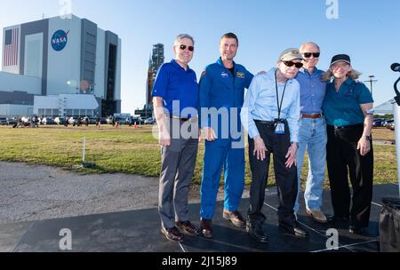 Da sinistra a destra, Bob Cabana, Amministratore associato della NASA, Reid Wiseman, Capo dell'Ufficio astronauta, Tom Stafford, Amministratore della NASA Bill Nelson, E Pam Melroy, vice amministratore della NASA, posa per una foto mentre il razzo Space Launch System (SLS) dell’agenzia con la navicella spaziale Orion esce dall’High Bay 3 del Vehicle Assembly Building per la prima volta, giovedì 17 marzo 2022, presso il Kennedy Space Center della NASA in Florida. Prima del test di volo Artemis i della NASA, il razzo SLS completamente accatastato e integrato e la navicella spaziale Orion saranno sottoposti a una prova di vestito bagnato a Lau Foto Stock