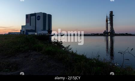 Il razzo Space Launch System (SLS) della NASA con la navicella spaziale Orion a bordo è visto in cima a un lanciatore mobile mentre esce per lanciare il complesso 39B per la prima volta, giovedì 17 marzo 2022, presso il Kennedy Space Center della NASA in Florida. Prima del test di volo Artemis i della NASA, il razzo SLS completamente accatastato e integrato e la navicella spaziale Orion saranno sottoposti a una prova di vestito bagnato al Launch Complex 39B per verificare i sistemi e mettere in pratica le procedure di conto alla rovescia per il primo lancio. Photo Credit: (NASA/Keegan Barber) Foto Stock