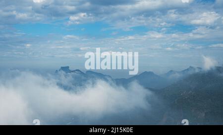 Vista nuvolosa dalla cima del Monte Corcovado a Rio de Janeiro, Brasile. Foto Stock