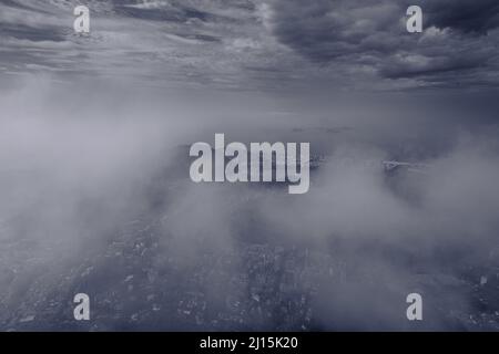 Vista nuvolosa dalla cima del Monte Corcovado a Rio de Janeiro, Brasile. Foto Stock