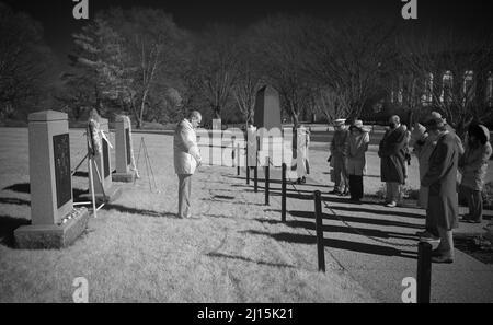 Steve Jurczyk, amministratore della NASA, e altri sono visti in questa fotografia a infrarossi in bianco e nero mentre osservano un momento di silenzio durante una cerimonia di posa della corona come parte del giorno della memoria della NASA, Giovedi, 28 gennaio 2021, al cimitero nazionale di Arlington ad Arlington, Va. Le ghirlande sono state poste in memoria di quegli uomini e donne che hanno perso la vita nella ricerca dell'esplorazione spaziale. Credito fotografico: (NASA/Bill Ingalls) Foto Stock