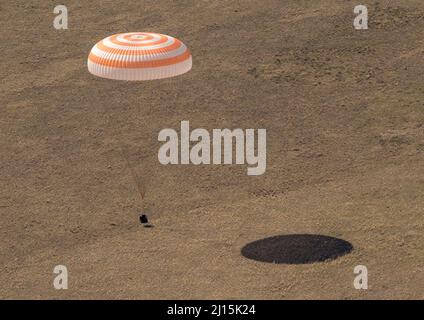 La navicella spaziale Soyuz MS-17 è vista come atterra in un'area remota vicino alla città di Zhezkazgan, Kazakhstan con 64 membri dell'equipaggio Kate Rubins della NASA, Sergey Ryzhikov e Sergey Kud-Sverchkov di Roscosmos, sabato 17 aprile 2021. Rubins, Ryzhikov e Kud-Sverchkov tornarono dopo 185 giorni nello spazio dopo aver servito come membri dell'equipaggio Expedition 63-64 a bordo della Stazione spaziale Internazionale. Photo Credit: NASA/Bill Ingalls Foto Stock