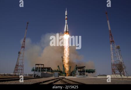 Il razzo Soyuz MS-18 viene lanciato con l'astronauta della NASA Expedition 65 Mark Vande Hei, Roscosmonauts Pyotr Dubrov e Oleg Novitskiy, venerdì 9 aprile 2021, presso il Cosmodrome di Baikonur in Kazakhstan. Credito fotografico: (NASA/Bill Ingalls) Foto Stock