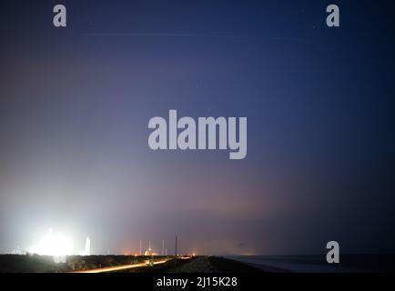 La Stazione spaziale Internazionale è vista in questa esposizione di un minuto mentre vola sopra il complesso di lancio 39A, sabato 24 aprile 2021, al Kennedy Space Center della NASA in Florida. Il drago di SpaceX Crew con gli astronauti della NASA Shane Kimbrough e Megan McArthur, l'astronauta Thomas Pesquet dell'ESA (Agenzia spaziale europea) e l'astronauta dell'agenzia di esplorazione aerospaziale del Giappone (JAXA) Akihiko Hoshide a bordo, che ha lanciato dal complesso di lancio 39A alle 5:49 EDT il 23 aprile, ancorato al complesso alle 5:08 EDT. Kimbrough, McArthur, Pesquet e Hoshide si uniranno all'equipaggio della spedizione 65 di Shannon Walker, Michae Foto Stock