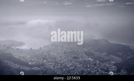 Vista nuvolosa dalla cima del Monte Corcovado a Rio de Janeiro, Brasile. Foto Stock