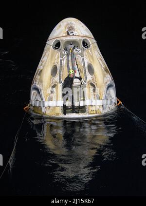 Le squadre di supporto lavorano intorno alla navicella spaziale SpaceX Crew Dragon Resilience poco dopo che è atterrata con gli astronauti della NASA Mike Hopkins, Shannon Walker, e Victor Glover, e l'astronauta Soichi Noguchi dell'agenzia di esplorazione aerospaziale giapponese (JAXA) a bordo nel Golfo del Messico al largo della costa di Panama City, Florida, domenica 2 maggio 2021. La missione SpaceX Crew-1 della NASA è stata il primo volo a rotazione dell'equipaggio della navicella spaziale SpaceX Crew Dragon e del razzo Falcon 9 con astronauti verso la Stazione spaziale Internazionale come parte del Commercial Crew Program dell'agenzia. Credito fotografico: (NASA/Bill Ingalls) Foto Stock