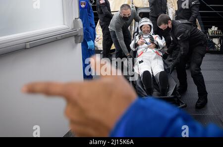 L'astronauta della NASA Shannon Walker sorride e dà un pollice in su dopo essere stato aiutato fuori dalla navicella spaziale di resilienza del drago di SpaceX Crew a bordo della nave di recupero di SPACEX GO Navigator dopo lei, astronauts della NASA Mike Hopkins, Victor Glover, E Giappone Aerospace Exploration Agency (JAXA) astronauta Soichi Noguchi, sbarcato nel Golfo del Messico al largo della costa di Panama City, Florida, Domenica, 2 maggio 2021. La missione SpaceX Crew-1 della NASA è stata il primo volo a rotazione dell'equipaggio della navicella spaziale SpaceX Crew Dragon e del razzo Falcon 9 con astronauti alla Stazione spaziale Internazionale come parte della Commercial dell'agenzia Foto Stock