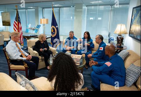 L'amministratore della NASA Bill Nelson, a sinistra, e il vice amministratore della NASA Pam Melroy, secondo da sinistra, incontrano gli astronauti della NASA SpaceX Crew-1 Mike Hopkins, terzo da sinistra, Shannon Walker, terzo da destra, l'astronauta Soichi Noguchi dell'Agenzia per l'esplorazione aerospaziale del Giappone (JAXA), secondo da destra, E l'astronauta della NASA Victor Glover, a destra, lunedì 15 novembre 2021, Presso la sede centrale della NASA Mary W. Jackson a Washington. Hopkins, Glover, Walker e Noguchi hanno lanciato la prima missione di rotazione dell'equipaggio nella Stazione spaziale Internazionale per la navicella spaziale Falcon 9 di SpaceX e Crew Dragon come parte della A. Foto Stock