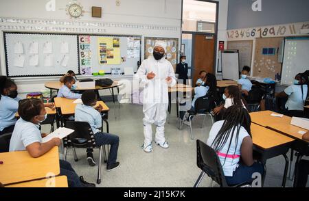 Kenneth Harris II, ingegnere del Goddard Space Flight Center della NASA, è visto in una “tuta conigliata” mentre parla con gli studenti di lavorare in una camera pulita, giovedì 18 novembre 2021, alla Garfield Elementary School di Washington, DC. Photo Credit: (NASA/Joel Kowsky) Foto Stock