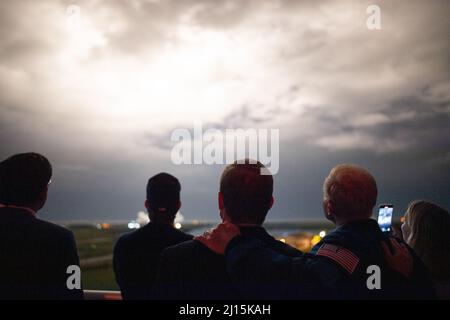 L'amministratore della NASA Bill Nelson, a destra, e suo figlio Bill Nelson Jr., a sinistra, assistono al lancio di un razzo SpaceX Falcon 9 che trasporta la navicella spaziale Crew Dragon della compagnia sulla missione SpaceX Crew-3 della NASA con gli astronauti della NASA Raja Chari, Tom Marshburn, Kayla Barron, E l’astronauta Matthias Maurer dell’ESA (Agenzia spaziale europea) a bordo, mercoledì 10 novembre 2021, dal balcone dell’Operations Support Building II presso il Kennedy Space Center della NASA in Florida. La missione SpaceX Crew-3 della NASA è la terza missione di rotazione dell'equipaggio della navicella spaziale SpaceX Crew Dragon e del razzo Falcon 9 per lo International Space Statio Foto Stock