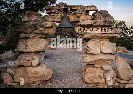 Heremits Rest Sign and Bell on Stacked Stone Arch nel parco nazionale del Grand Canyon Foto Stock