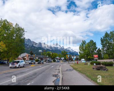 Canmore Downtown, Alberta, Canada. Settembre 2021: Le strade di Canmore in canadian Rocky Mountains. Canmore si trova nella Bow Valley vicino a Banff Foto Stock