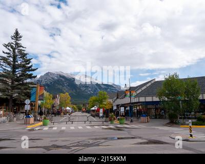 Canmore Downtown, Alberta, Canada. Settembre 2021: Le strade di Canmore in canadian Rocky Mountains. Canmore si trova nella Bow Valley vicino a Banff Foto Stock