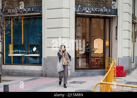 Madrid, Spagna. 19th Feb 2022. Un pedone passa accanto al negozio di accessori di lusso italiano Bulgari in Spagna. Credit: SOPA Images Limited/Alamy Live News Foto Stock