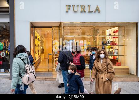 Madrid, Spagna. 19th Feb 2022. Gli amanti dello shopping passano davanti al negozio di abbigliamento di lusso italiano Furla in Spagna. Credit: SOPA Images Limited/Alamy Live News Foto Stock