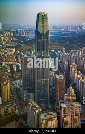 Paesaggio urbano del tramonto serale a Nanning, Guangxi, Cina, vista dall'alto Foto Stock