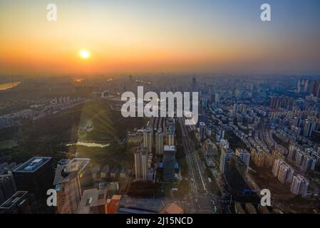 Paesaggio urbano del tramonto serale a Nanning, Guangxi, Cina, vista dall'alto Foto Stock