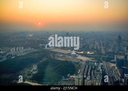 Paesaggio urbano del tramonto serale a Nanning, Guangxi, Cina, vista dall'alto Foto Stock