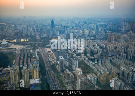 Paesaggio urbano del tramonto serale a Nanning, Guangxi, Cina, vista dall'alto Foto Stock