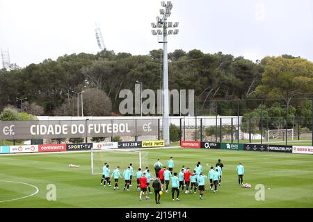 Oeiras. 22nd Mar 2022. I giocatori della squadra di calcio portoghese partecipano a una sessione di allenamento al campo di allenamento Cidade do Futebol di Oeiras, in Portogallo, il 22 marzo 2022, in vista della partita di calcio di qualificazione della Coppa del mondo 2022 contro la Turchia. Credit: Pedro Fiuza/Xinhua/Alamy Live News Foto Stock