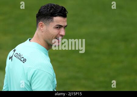 Oeiras. 22nd Mar 2022. Cristiano Ronaldo, in Portogallo, partecipa a una sessione di allenamento al campo di allenamento Cidade do Futebol di Oeiras, in Portogallo, il 22 marzo 2022, in vista della partita di calcio di qualificazione della Coppa del mondo 2022 contro la Turchia. Credit: Pedro Fiuza/Xinhua/Alamy Live News Foto Stock