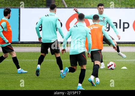 Oeiras. 22nd Mar 2022. Il forward portoghese Cristiano Ronaldo (1st R) partecipa a una sessione di allenamento al campo di allenamento Cidade do Futebol di Oeiras, Portogallo, il 22 marzo 2022, in vista della partita di calcio di qualificazione della Coppa del mondo 2022 contro la Turchia. Credit: Pedro Fiuza/Xinhua/Alamy Live News Foto Stock